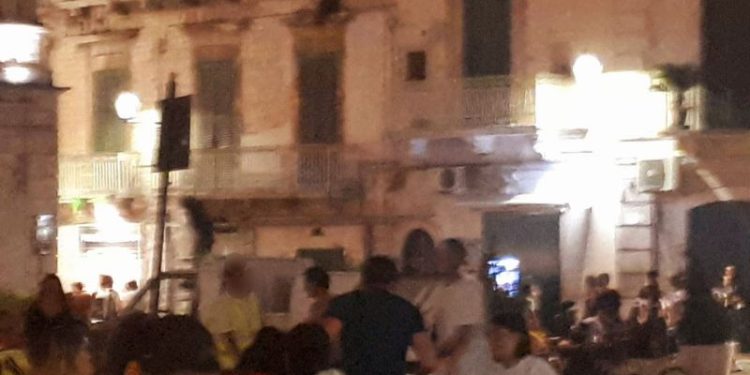 Operatore ecologico deriso e provocato da ragazzini in zona San Francesco della Scarpa