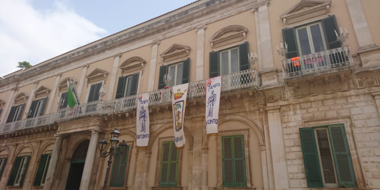 Gli stendardi dell’Anpi tornano a sventolare su Palazzo Gentile