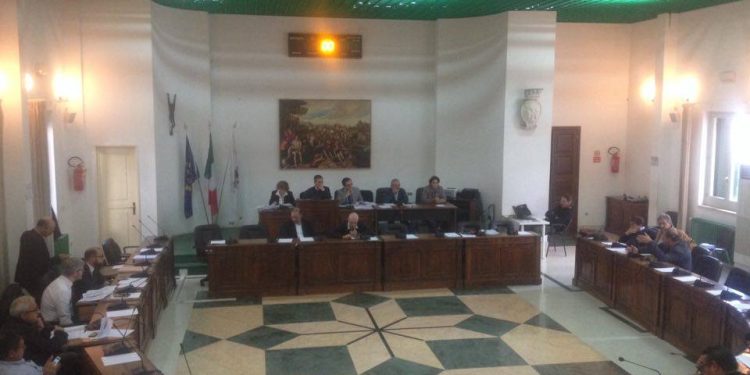 Giovedì torna il Consiglio comunale. E riappaiono le interrogazioni e le interpellanze