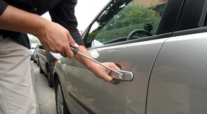 Rubate due auto allo stesso proprietario da un garage in via Perrese