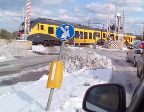 “Sbarre aperte dei passaggi a livello, corse soppresse e ritardi. Basta, chiediamo sicurezza “