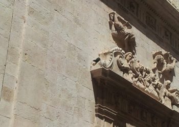 Chiesa del Purgatorio. Vi prego, togliete quel pezzo di pneumatico dal cornicione del portale