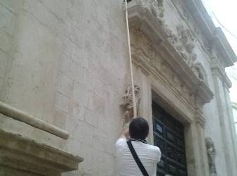 Ci voleva SuperMangini per togliere quel copertone dal cornicione della Chiesa del Purgatorio…