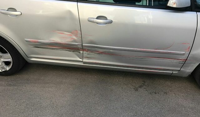 Distrugge un’auto parcheggiata e sgomma via. Alcuni ragazzi vedono, segnano la targa e lo inchiodano