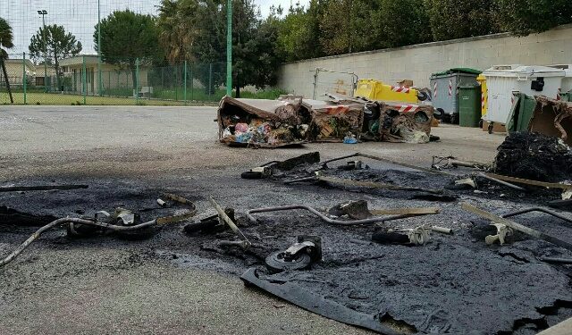 Domenica di fuoco 1/  Incendio devasta il campetto di via Sylos a Palombaio