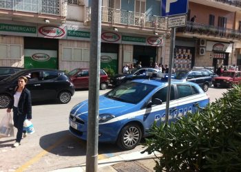 Picchiato e derubato l’addetto alla sicurezza di un supermercato. Ricco il bottino: 11mila euro