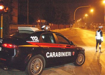 Assalto folle sulla sp231, balordi sparano colpi in aria per rubare un’auto nuova