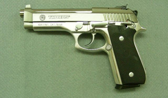Alla vista dei Carabinieri prova a scappare e getta la pistola: arrestato 18enne