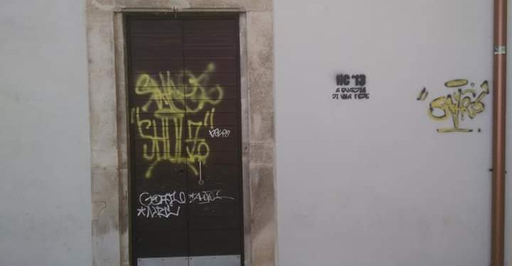 Mani ignote e incivili imbrattano muri e porte adiacenti al Torrione angioino