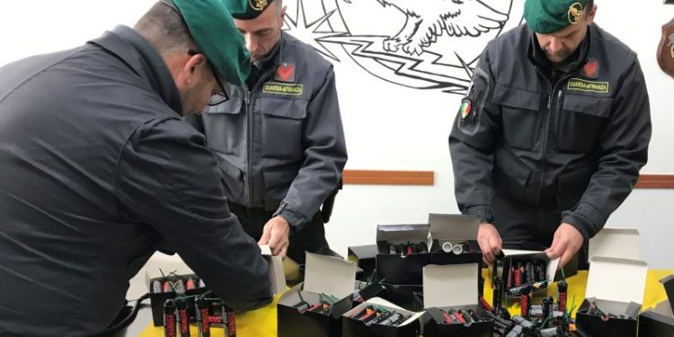 Sequestrati giocattoli e luci di Natale contraffatti e pericolosi