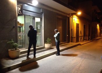 Pazzie senza fine: piccolo ordigno artigianale danneggia la vetrina di un parrucchiere in via Piave