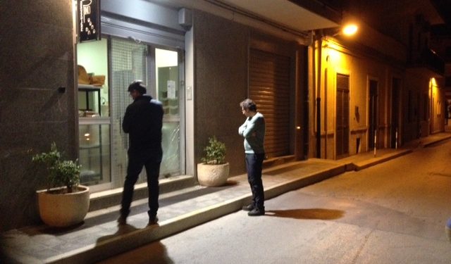 Pazzie senza fine: piccolo ordigno artigianale danneggia la vetrina di un parrucchiere in via Piave