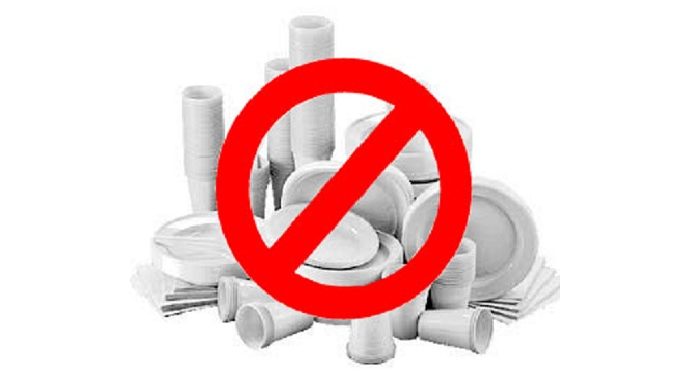 Mai più plastica monouso. Il sindaco ne vieta l’utilizzo in feste pubbliche organizzate dal Comune e in strutture comunali