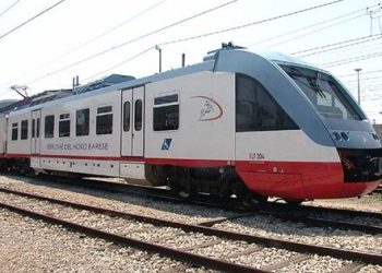 Uomo si lancia sui binari della ferrovia, tragedia sfiorata