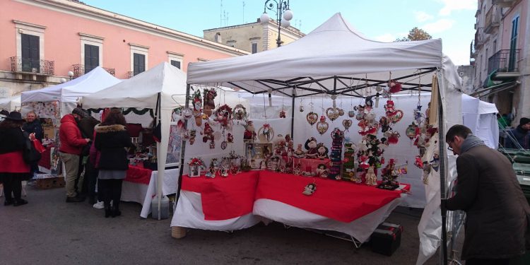 Natale a Nova Via. Comitato di quartiere e associazioni allestiscono un mercatino in via De Ildaris