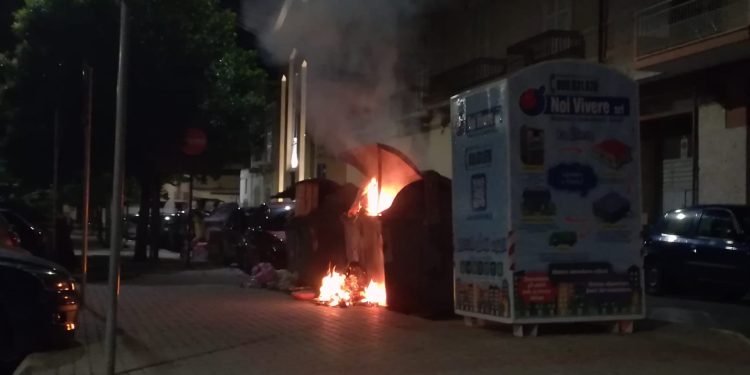 Due cassonetti incendiati in due sere. Piazza Caduti del terrorismo abbandonata alla barbarie