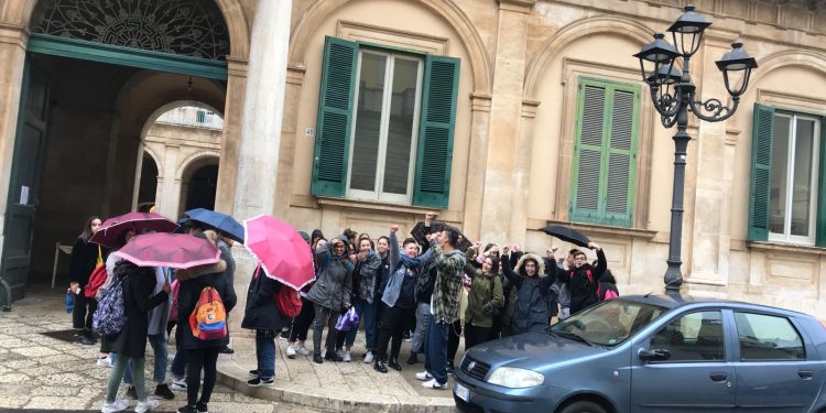 “Dateci il riscaldamento”. Gli studenti dell’istituto professionale “De Gemmis” protestano a Palazzo di città