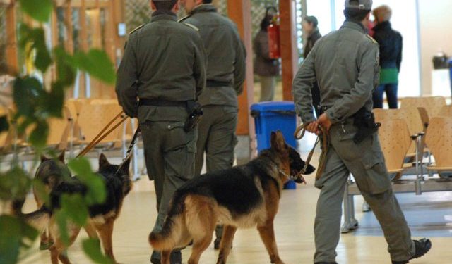 La Guardia di Finanza setaccia gli Istituti scolastici della città