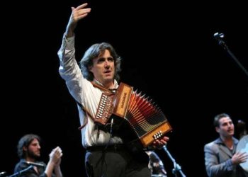 Ambrogio Sparagna in concerto chiude oggi a Bitonto la tappa finale di GirOlio d’Italia