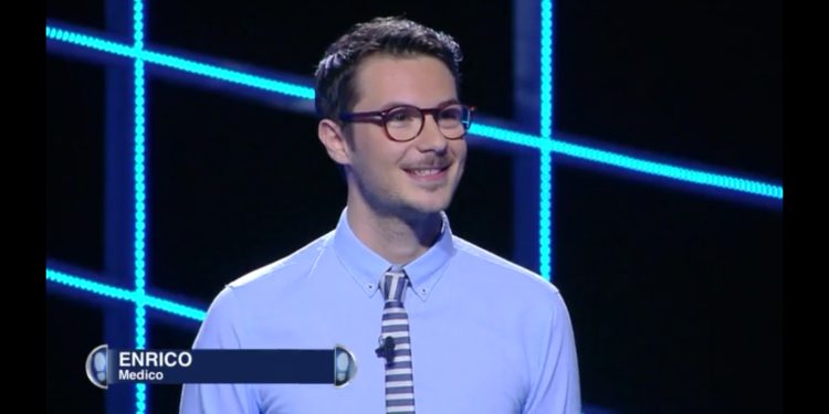 Enrico Coviello alla corte di Gerry Scotti per affrontare il campione di “Caduta Libera”
