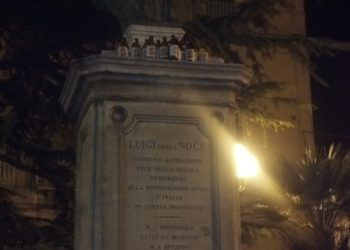 Piazza Della Noce. Bottiglie di birra abbandonate attorno al monumento. E l’inciviltà regna sovrana
