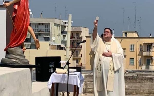 Parrocchia di San Leone, una messa pasquale dal terrazzo per essere più vicini al cielo