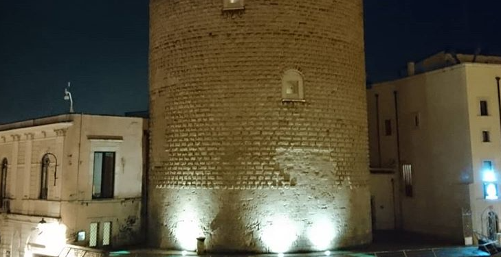 Via Pasculli e il terrazzo del Torrione “oltraggiati” dai ragazzi. Quando il degrado è nel cuore della movida