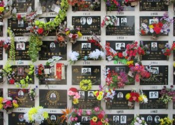 Cimitero di Mariotto, lapidi danneggiate da un liquido “non meglio definito”