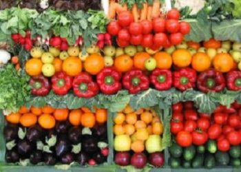 Grave episodio in via Tasso ieri, piovono frutta e patate sul sindaco. Ortaggi vostri…