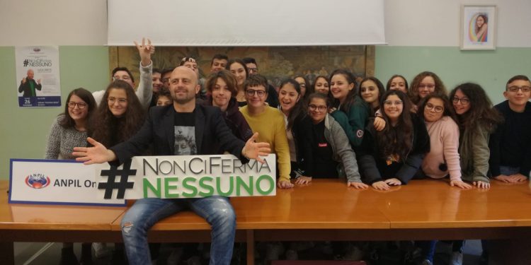#noncifermanessuno. Ieri mattina Luca Abete ospite al comprensivo “Sylos” per il suo tour in giro per l’Italia