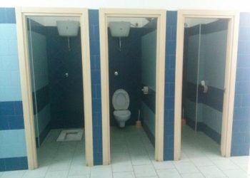 Piazza Marconi, un lettore denuncia: “Ai bagni pubblici per gli uomini non ci sono più le porte”