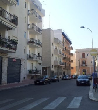 Donna tenta di lanciarsi dal terzo piano d’una palazzina, i parenti la salvano