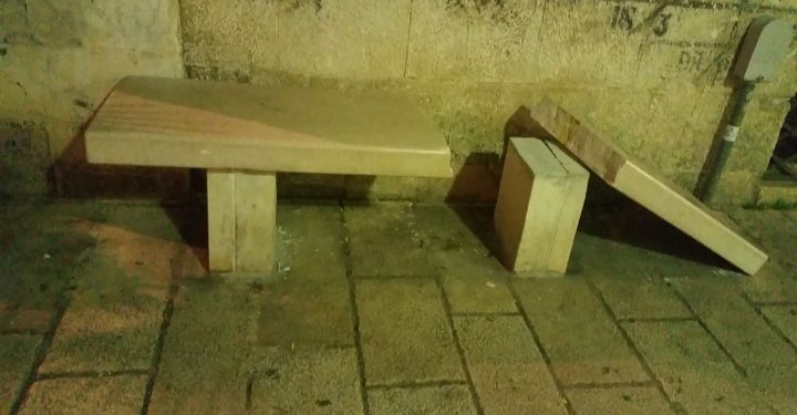 I vandali colpiscono ancora Largo Teatro. Distrutta per la seconda volta una panchina