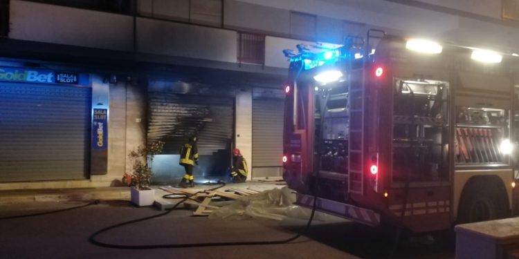 Incendio al bar in piazza Marena. I cittadini vorrebbero aiutarli con una raccolta fondi