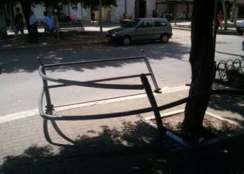 Mariotto, auto si schianta contro la ringhiera della fontana di Piazza Roma. Tragedia sfiorata