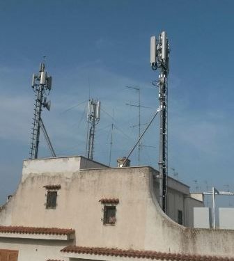 Benvenuti in via Ten. Modugno, la strada delle antenne: ben tre