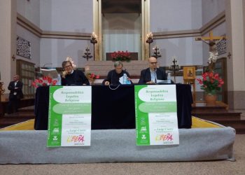 “Non pregate, se non aiutate chi non è libero”. Don Luigi Ciotti discute di legalità e religione