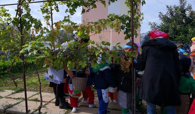 È vendemmia per i più piccini nell’orto sociale di via Amendolagine