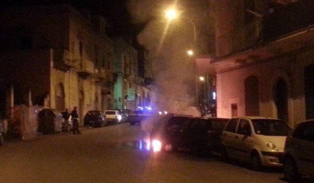 Auto in fiamme in via Castelfidardo. Ignote le cause dell’incendio