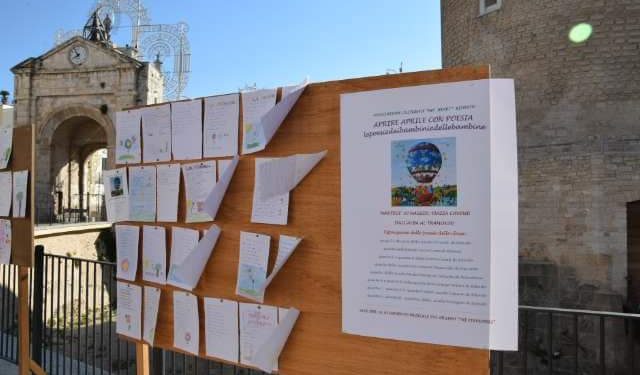 “Aprire Aprile con poesia” di Mò Heart , i versi dei bambini delle scuole elementari in piazza Cavour