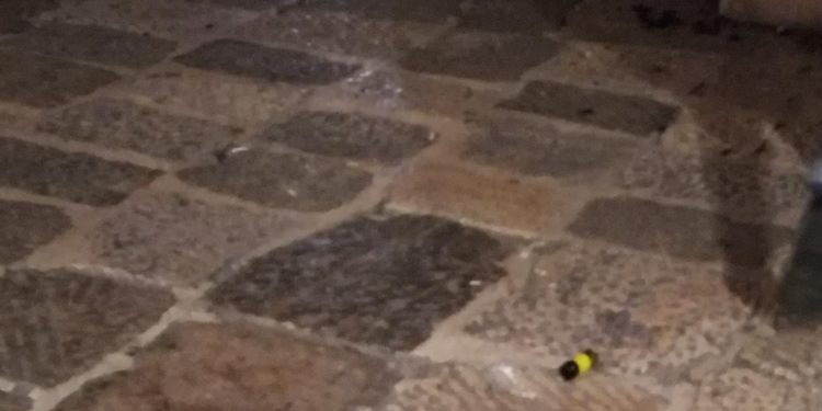 Prima un violento diverbio, poi un tentativo di accoltellamento. Domenica sera di paura in Piazza Cavour