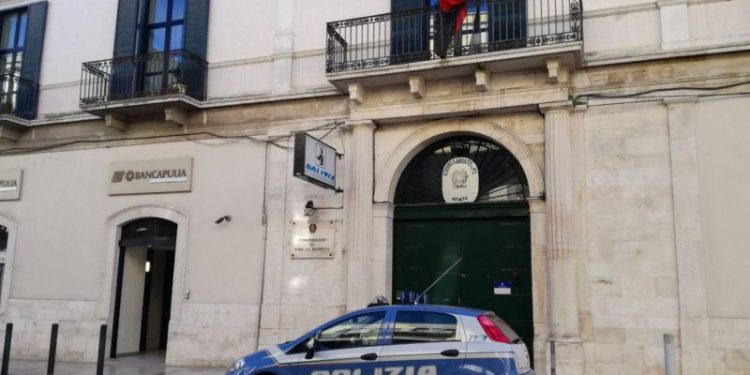 Tenta di scappare con il bottino su un tre ruote, ma la Polizia lo blocca e lo arresta