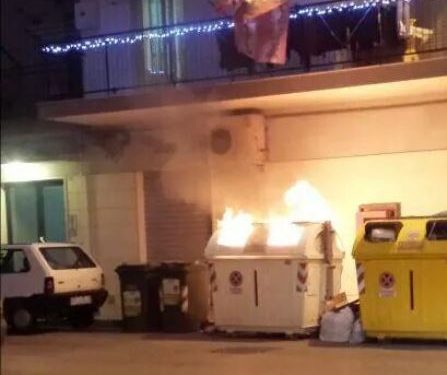 Tre cassonetti incendiati e il finestrino di un’auto infranto. Il solito Natale dei soliti incivili