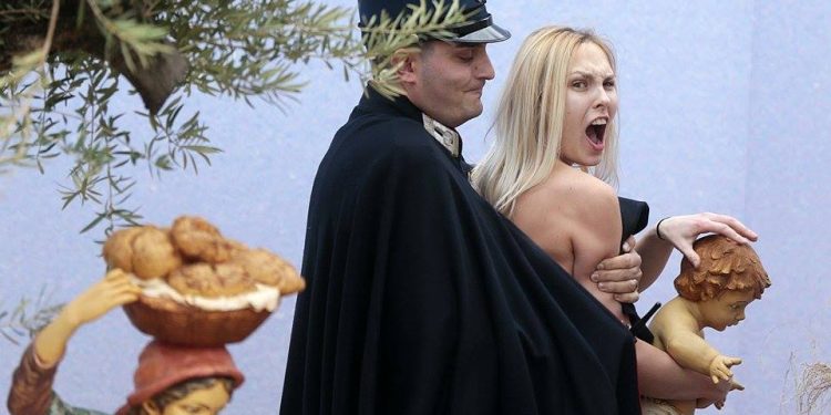 Piazza San Pietro, un bitontino sventa il furto dal presepe da parte di una attivista Femen