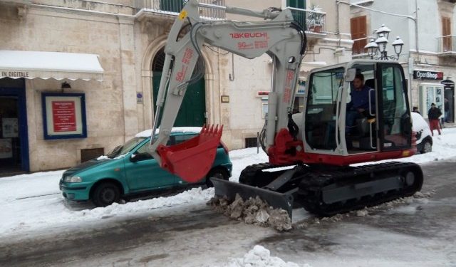 Protezione civile al lavoro per fronteggiare l’emergenza neve: numero verde 800.381.500