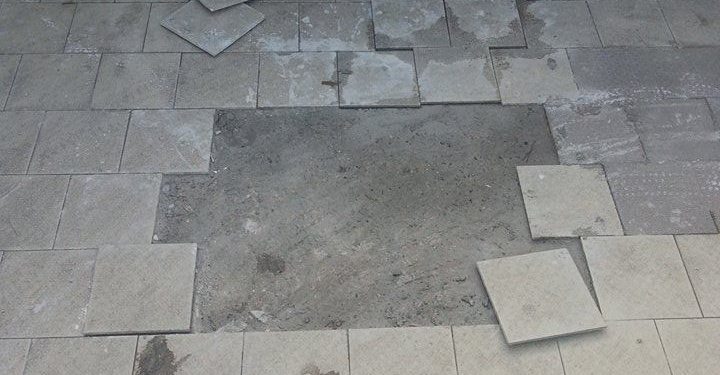 Il “curioso” caso del sottopasso pedonale: mattonelle rotte, riparate ma ancora divelte