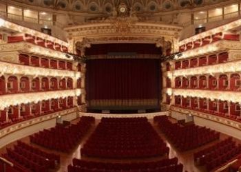 Prosa, danza, musica e solidarietà al Petruzzelli. Tra gli ospiti, la poetessa Mariella Cuoccio