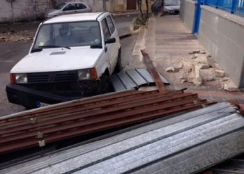 Forti raffiche di vento stanno causando ingenti danni in tutta la città