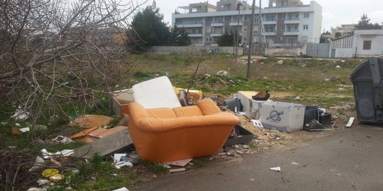 “Mobilificio” abbandonato nelle campagne in via delle Fornaci. La solita inciviltà bitontina
