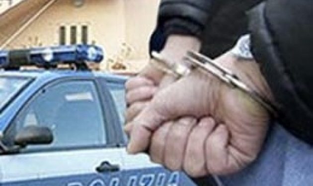 Lanciò, durante un inseguimento, borsello con pistola e documenti. Arrestato sorvegliato speciale